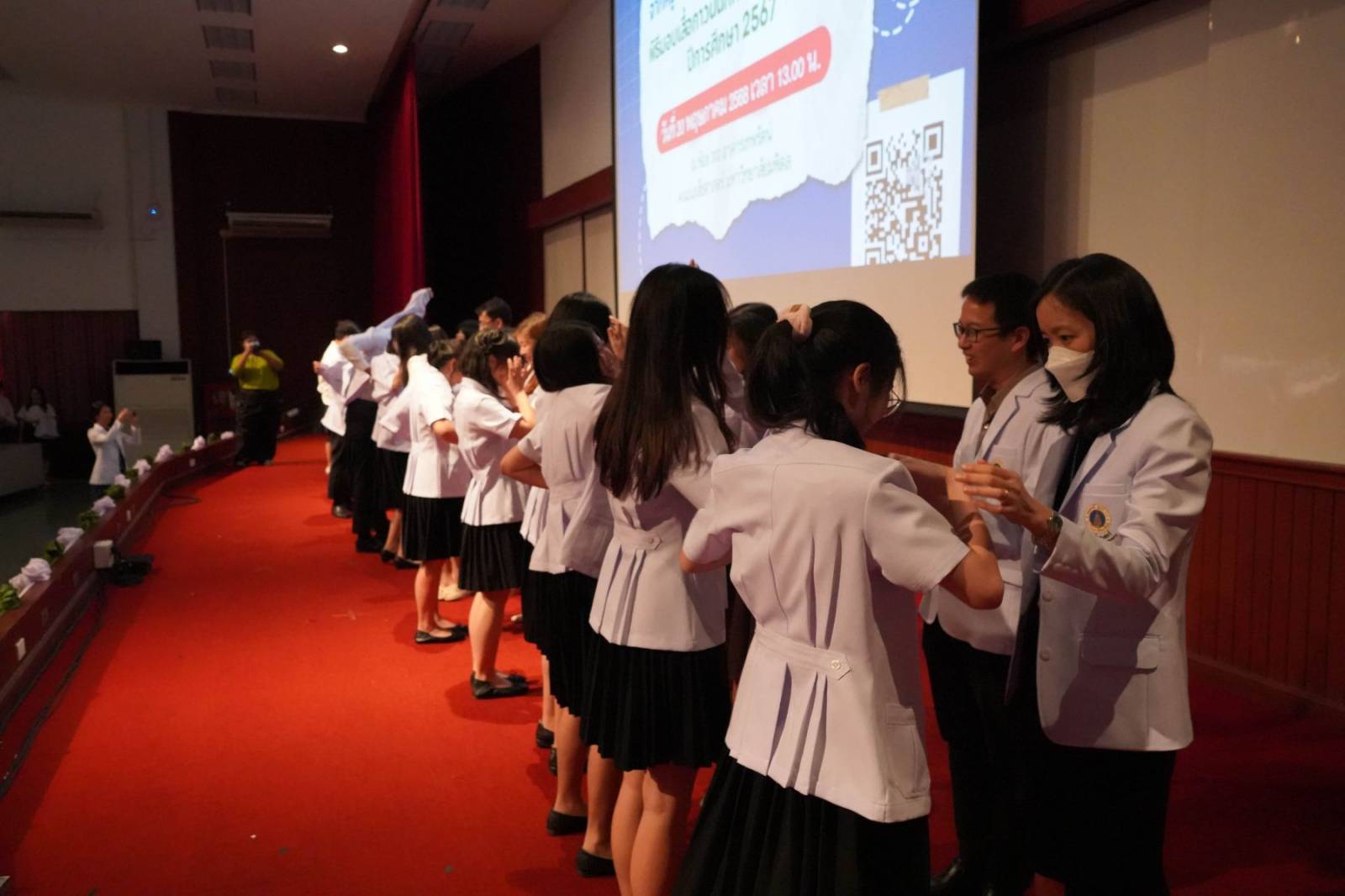 งานกิจการนักศึกษา จัดกิจกรรม “จากครูถึงศิษย์ จากพี่ถึงน้อง ครั้งที่ 15” พร้อมมอบเสื้อกาวน์วิชาชีพเภสัชกรแก่นักศึกษา ชั้นปีที่ 4
