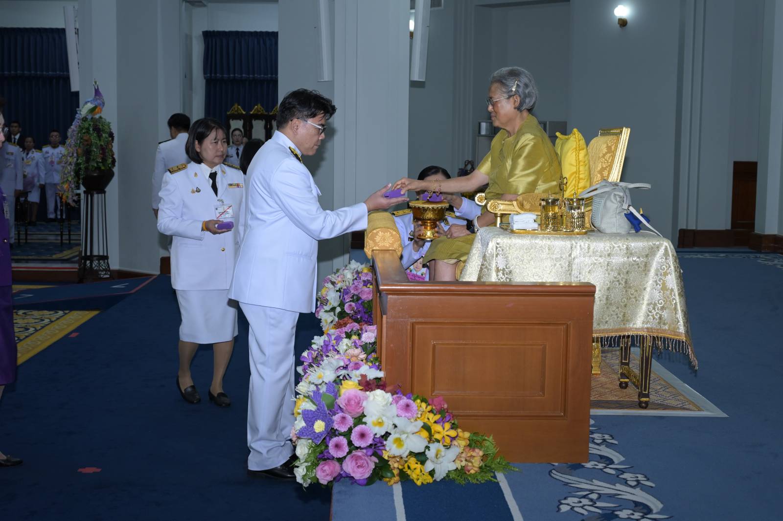 อาจารย์เภสัชมหิดลเข้ารับพระราชทานเข็มเชิดชูเกียรติ ชั้นที่ 1 ในฐานะผู้ปฏิบัติงานโครงการตามพระราชดำริของหน่วยงานร่วมสนองงานโครงการตามพระราชดำริ ฯ