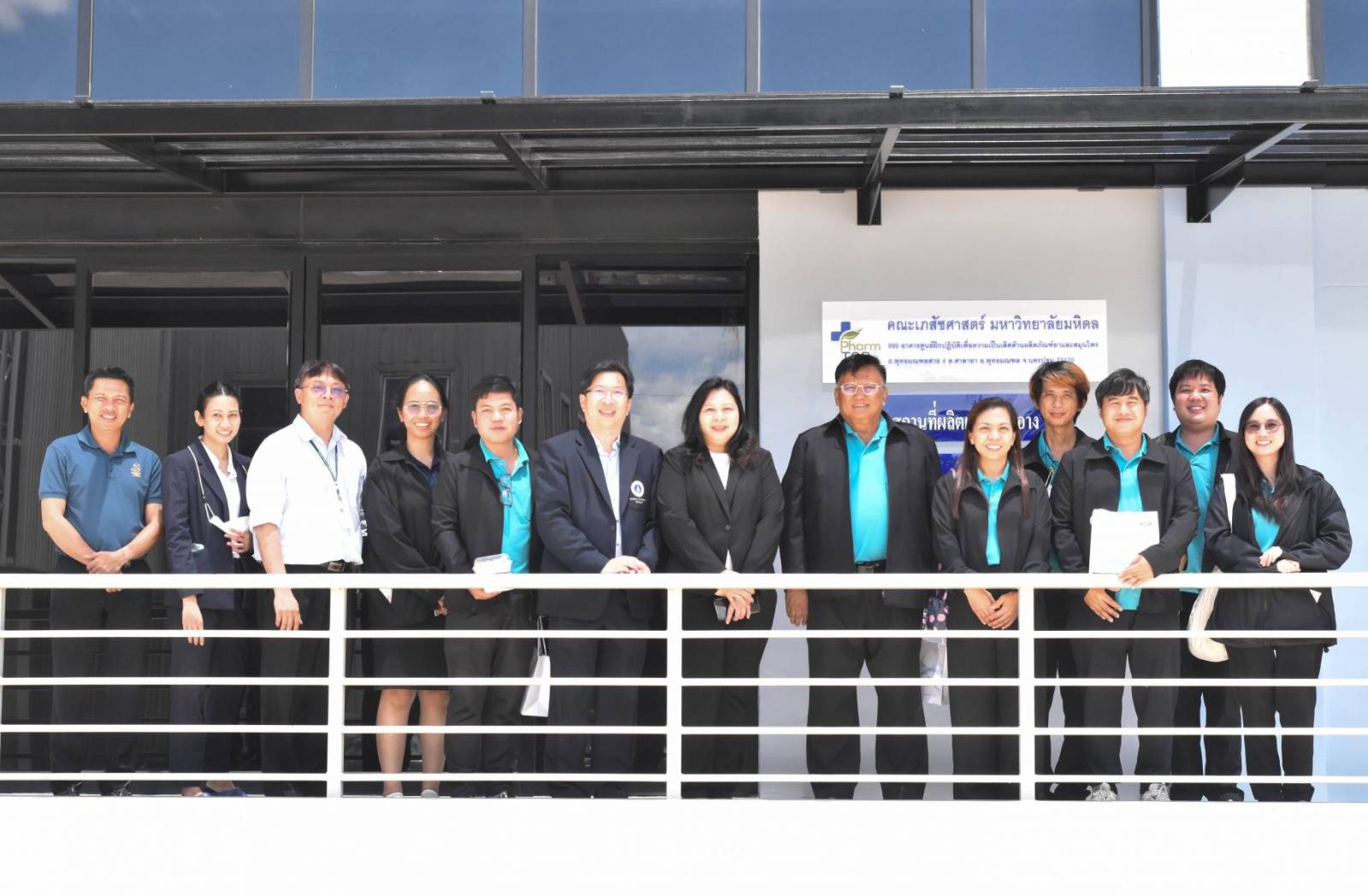 เภสัชมหิดลให้การต้อนรับคณะผู้บริหารจาก บริษัท บางกอกแล็ป แอนด์ คอสเมติค จำกัด (มหาชน) เข้าเยี่ยมชมอาคารศูนย์ฝึกปฏิบัติการเพื่อความเป็นเลิศด้านผลิตภัณฑ์ยาและสมุนไพร
