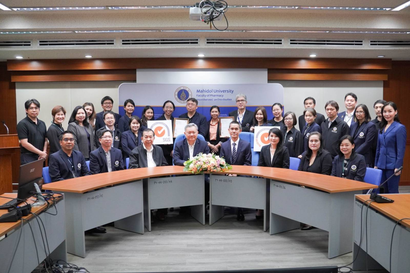 สถานที่ผลิตยา (PharmTOP) รับมอบใบรับรองมาตรฐาน ISO 22716 และ ASEAN GMP จาก บริษัท เอสจีเอส (ประเทศไทย) จำกัด