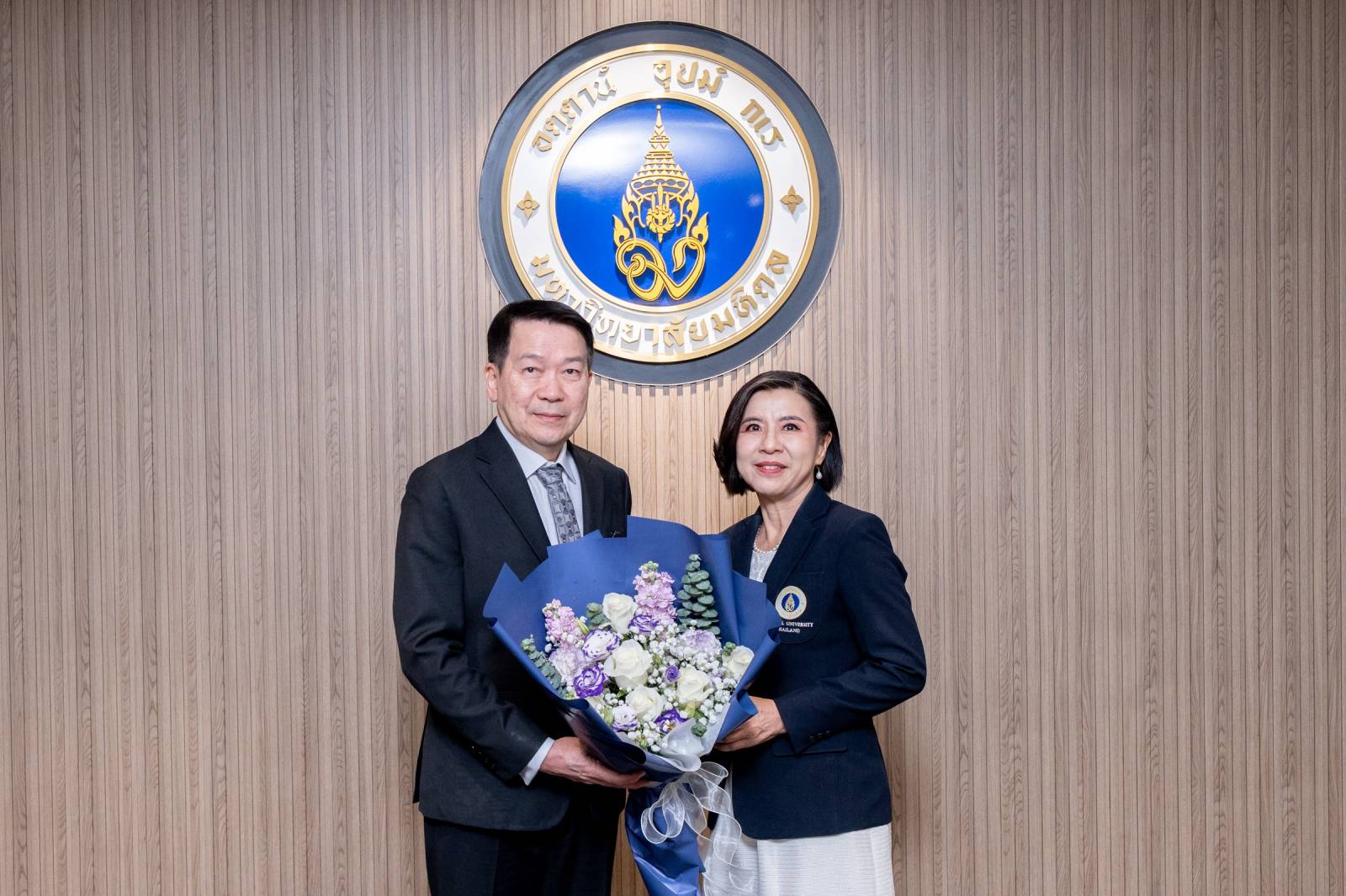 ศาสตราจารย์ เภสัชมหิดล รับมอบช่อดอกไม้แสดงความยินดีจาก อธิการบดี มหาวิทยาลัยมหิดล