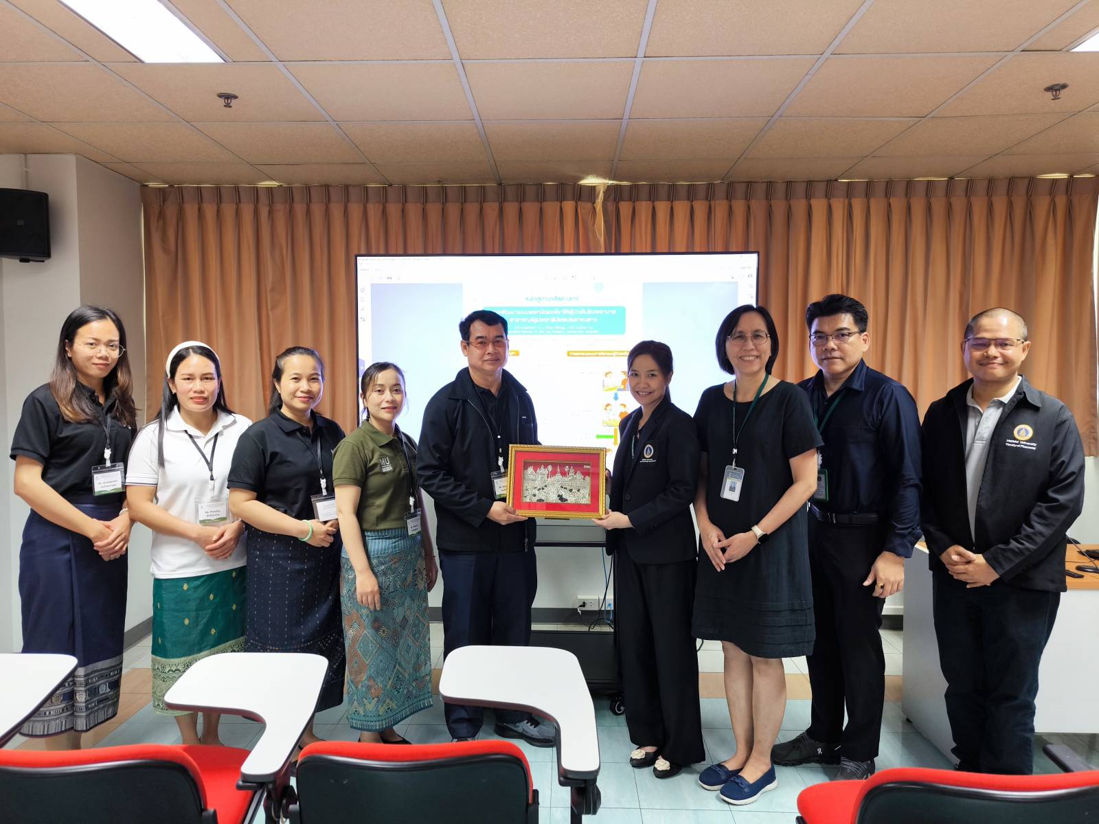 งานวิเทศสัมพันธ์ฯ จัดการนำเสนอผลการฝึกอบรมของเภสัชกรจาก สปป.ลาว ภายใต้โครงการฝึกอบรมเทคโนโลยีทางการแพทย์และสาธารณสุขฯ ประจำปี 2026 หลักสูตรเภสัชศาสตร์