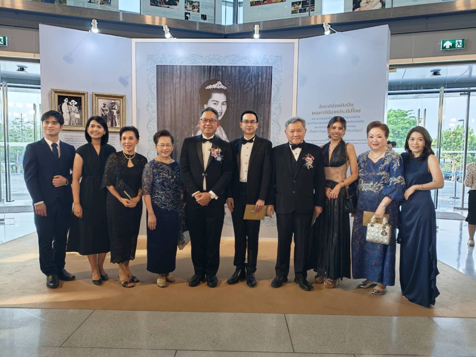 ผู้บริหารคณะเภสัชศาสตร์ ม.มหิดล เฝ้าฯ รับเสด็จ พระบาทสมเด็จพระเจ้าอยู่หัว และสมเด็จพระนางเจ้าฯ พระบรมราชินี ในการทอดพระเนตรคอนเสิร์ตเพลงรักชาติ “National Unity Concert”