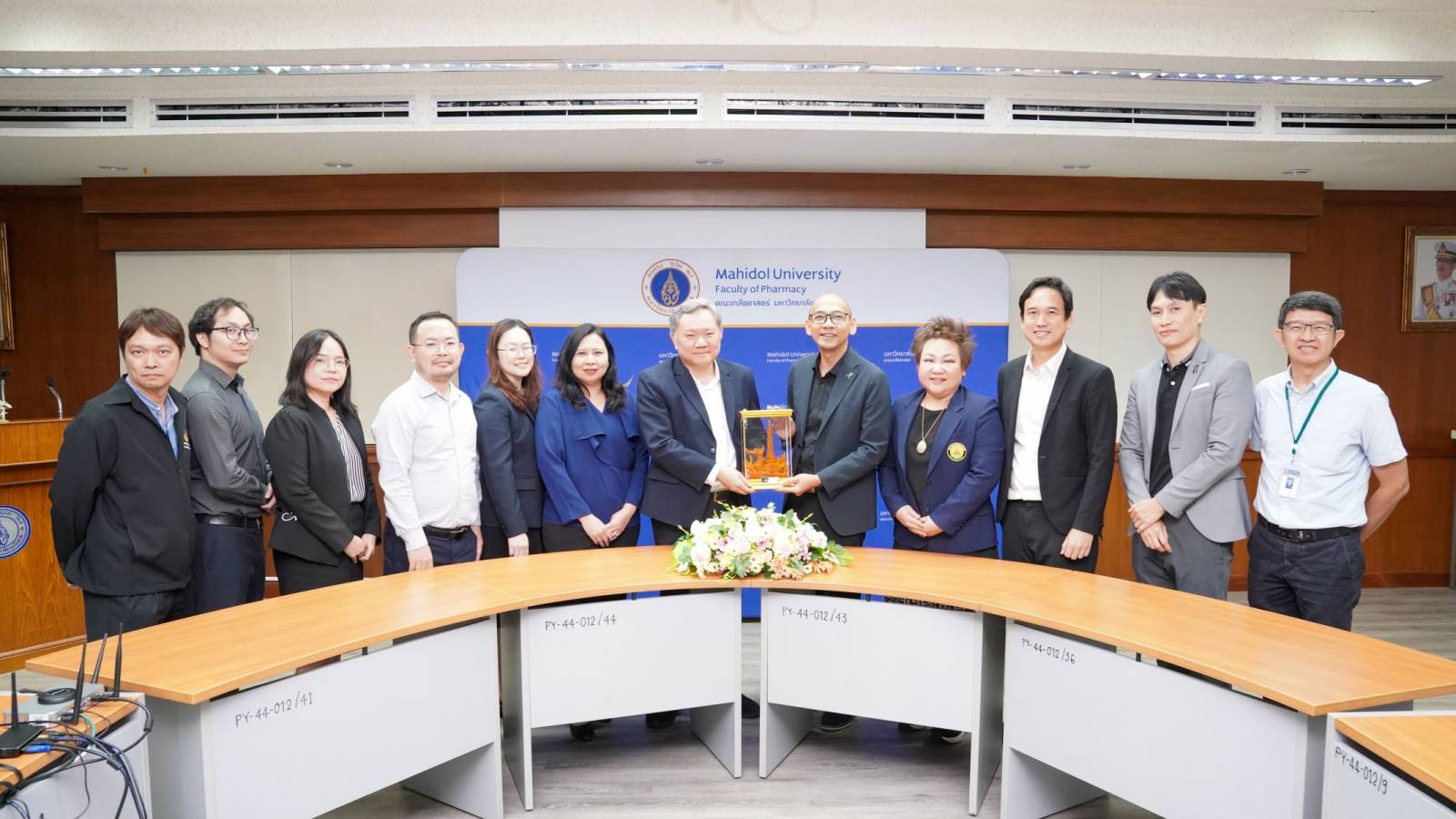 เภสัชมหิดลต้อนรับผู้บริหารคณะเภสัชศาสตร์ มหาวิทยาลัยอุบลราชธานี ศึกษาดูงานศูนย์วิเคราะห์คุณภาพผลิตภัณฑ์และศูนย์ทดสอบเครื่องสำอางฯ